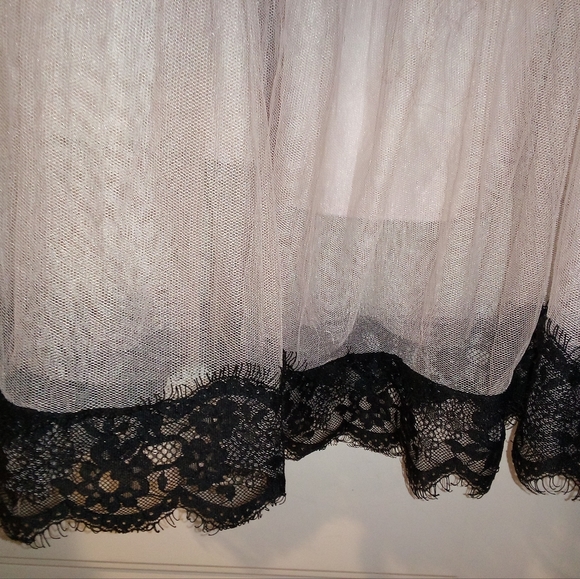 Gorgeous lace skirt with nice lace trim. - Picture 5 of 6